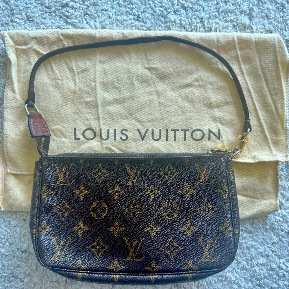 LOUIS VUITTON Pochette monogram